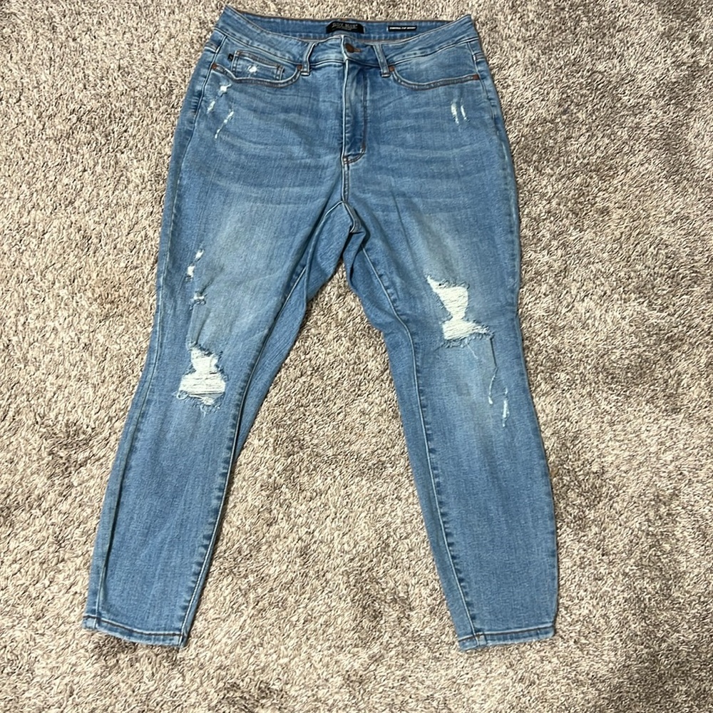 Judy Blue. Tummy control distressed skinny jeans. 16W.